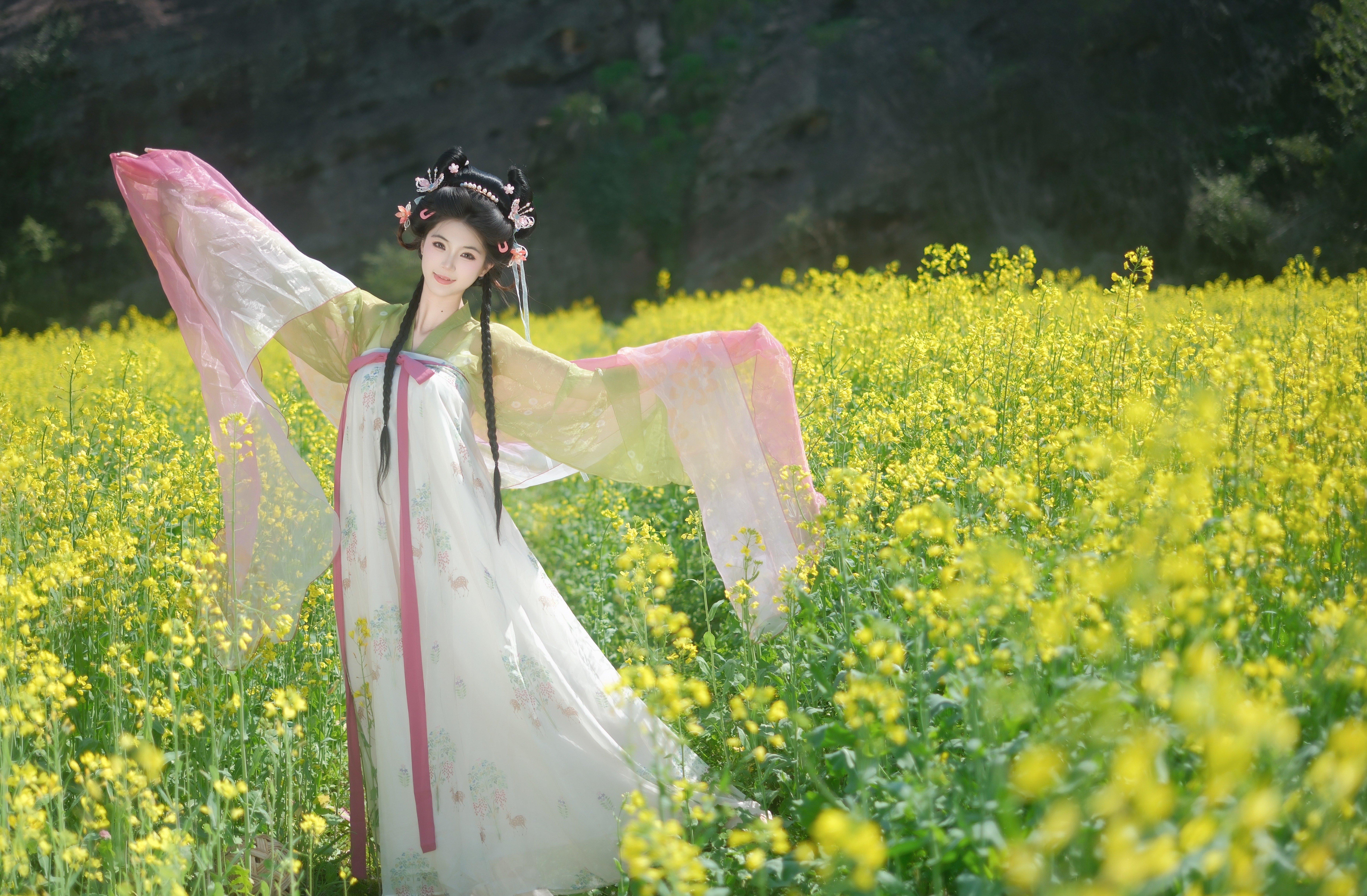 龙虎山千亩油菜花海盛开 游客纷至沓来