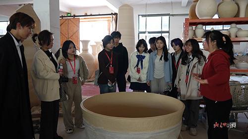 研学团队参观制瓷作坊(吴文 供图)