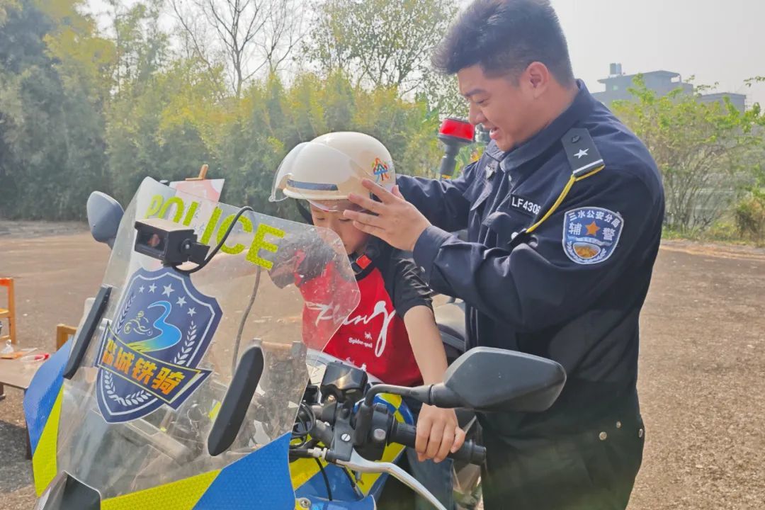 图：活动中，乐平镇特别设置了交通安全宣传摊位，向家长和孩子们普及交通安全知识