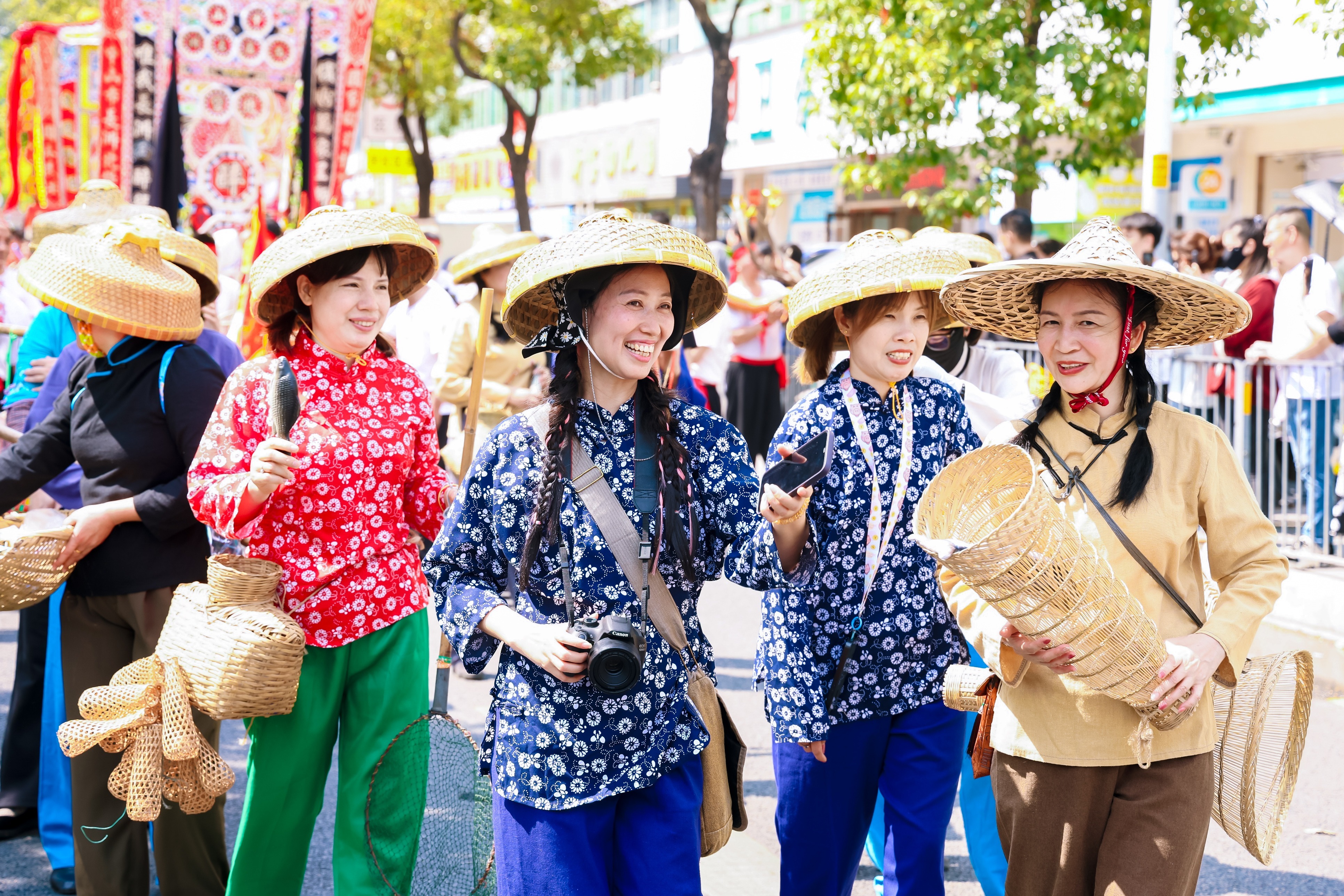 深圳包租婆当街“拉网打鱼”成网红