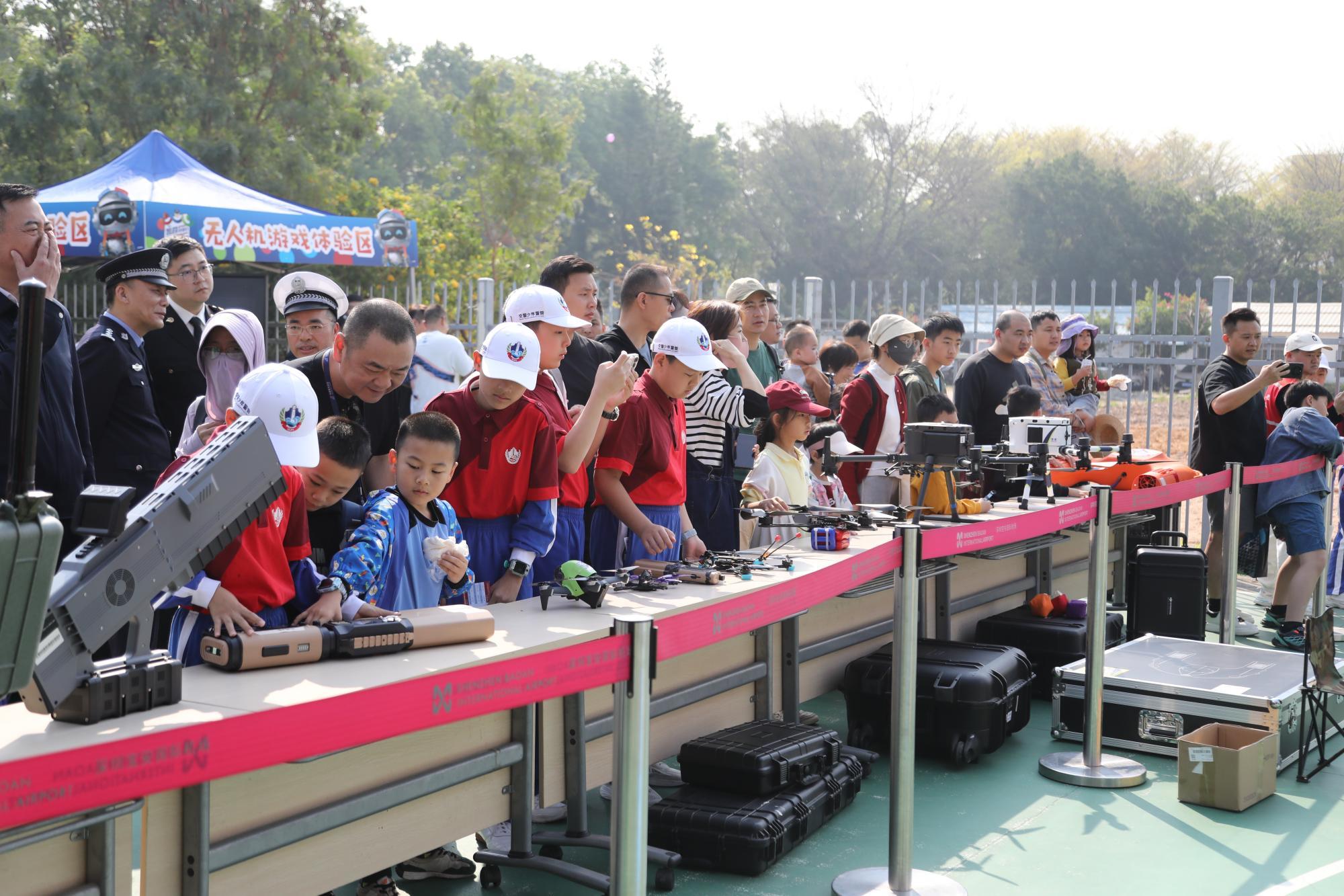 深圳公安开展常态化警营开放日机场分局专场活动