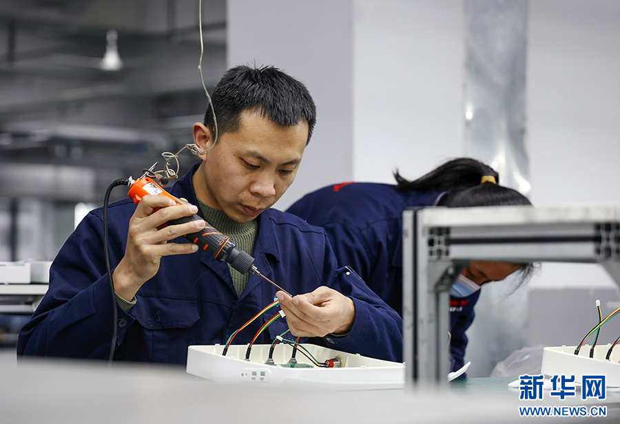 3月24日，河南省安阳市内黄县一家企业的生产车间内，工人正在生产医疗器械。