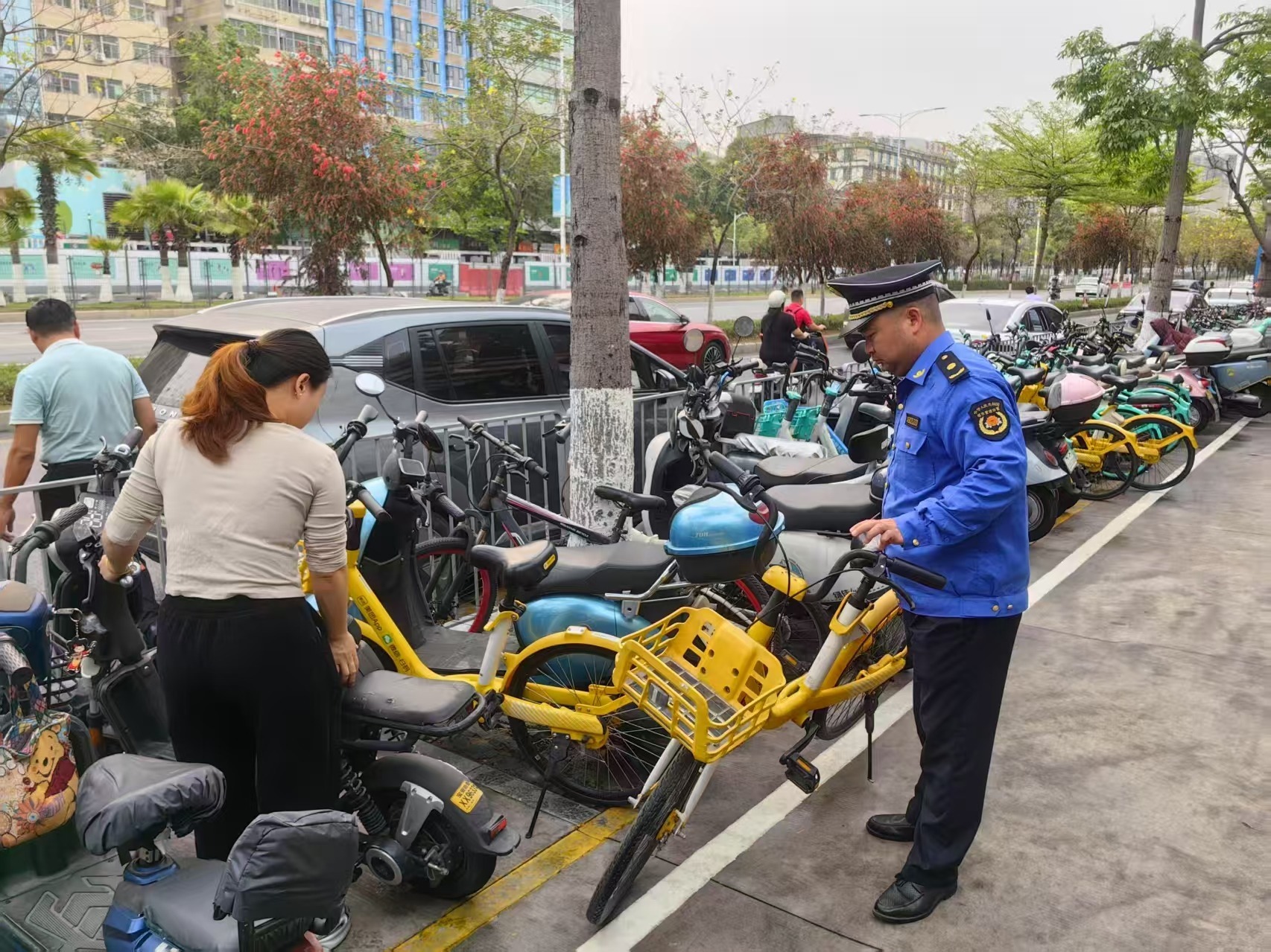 地铁站口“行路难”  西乡街道疏堵结合破困局