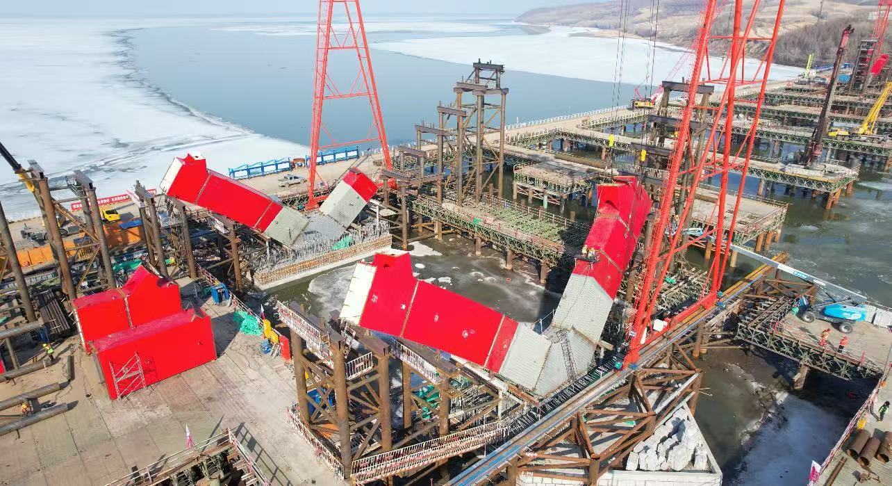 施工中的松花江特大桥主航道桥
