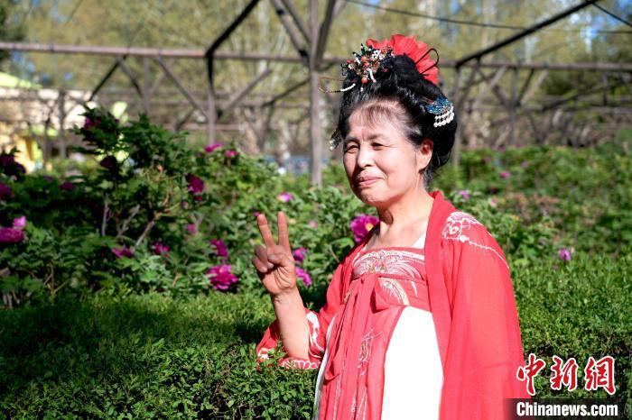 图为绽放的牡丹吸引游客打卡。中新社记者 李超庆 摄