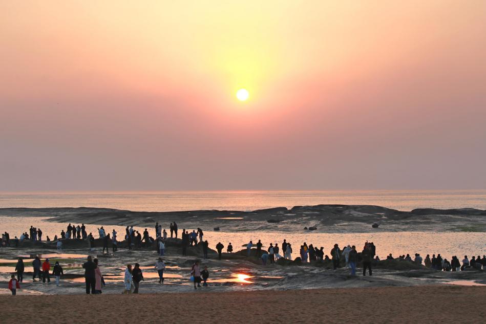 游客在灯塔景区等待春天的日出，记录浪漫瞬间。张守本 摄