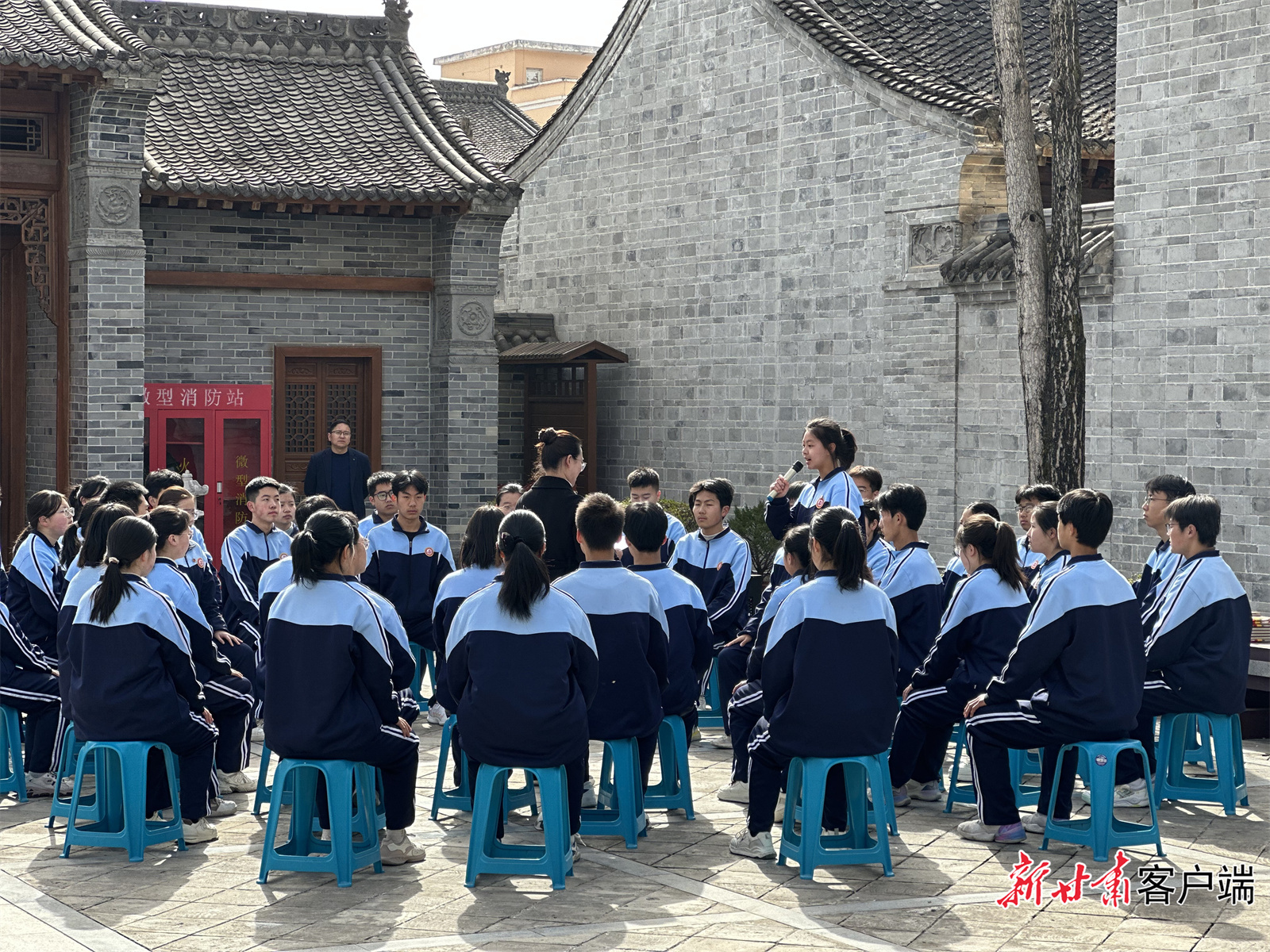 同学们积极参与思政问答