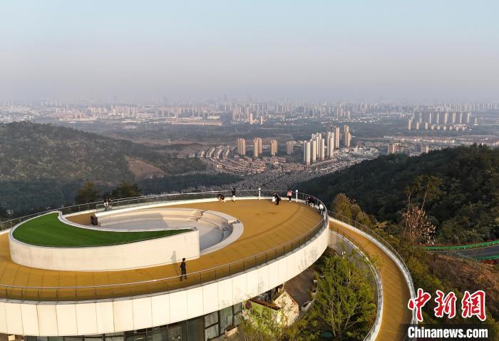 图为蟠龙峰景区“蟠龙顶”观景台，许多市民游客在此等候落日景色。 熊锦阳 摄