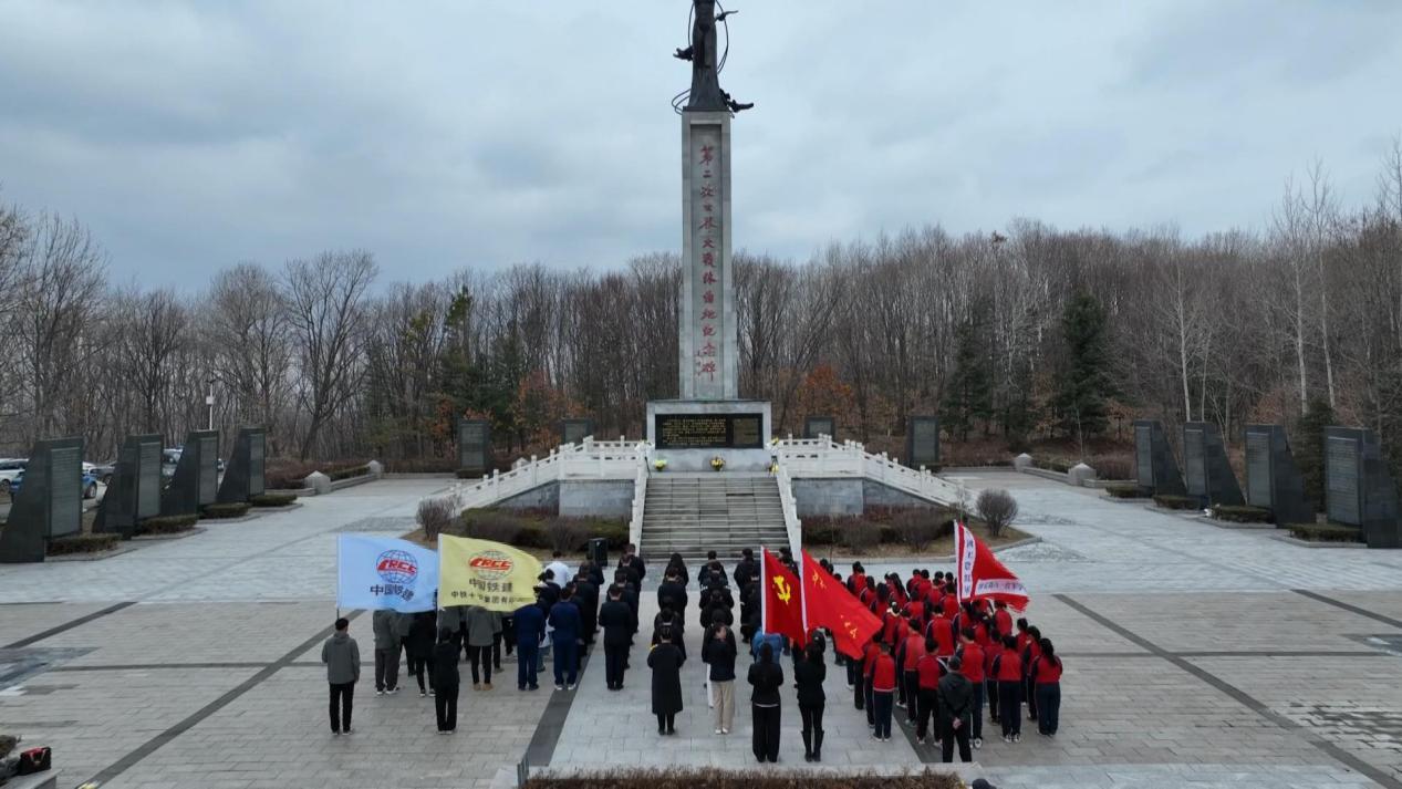 （当地人民缅怀革命先烈）