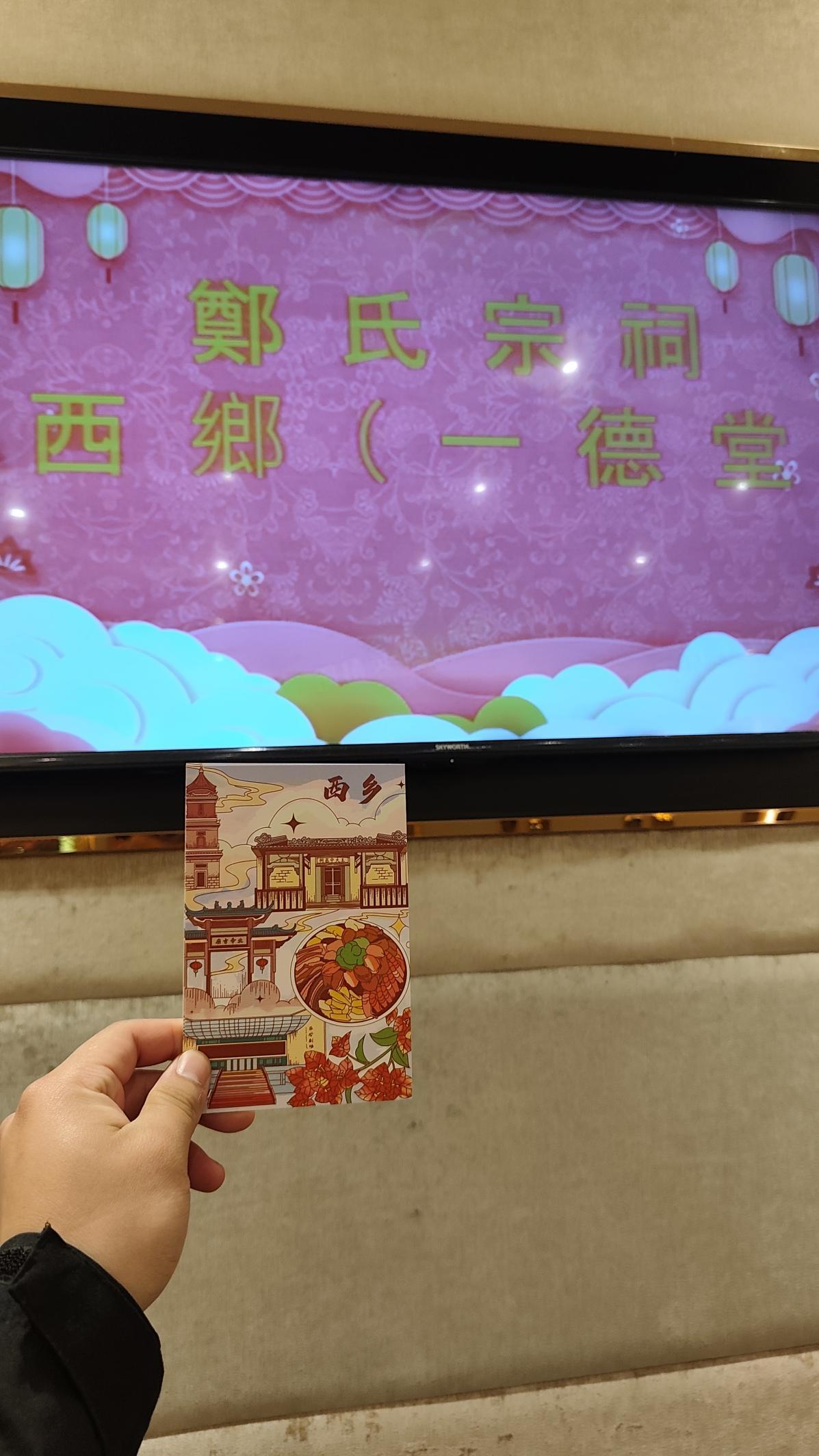 徐浩浩将家乡庙会特色纪念品带来会场,分发给旅港宗亲