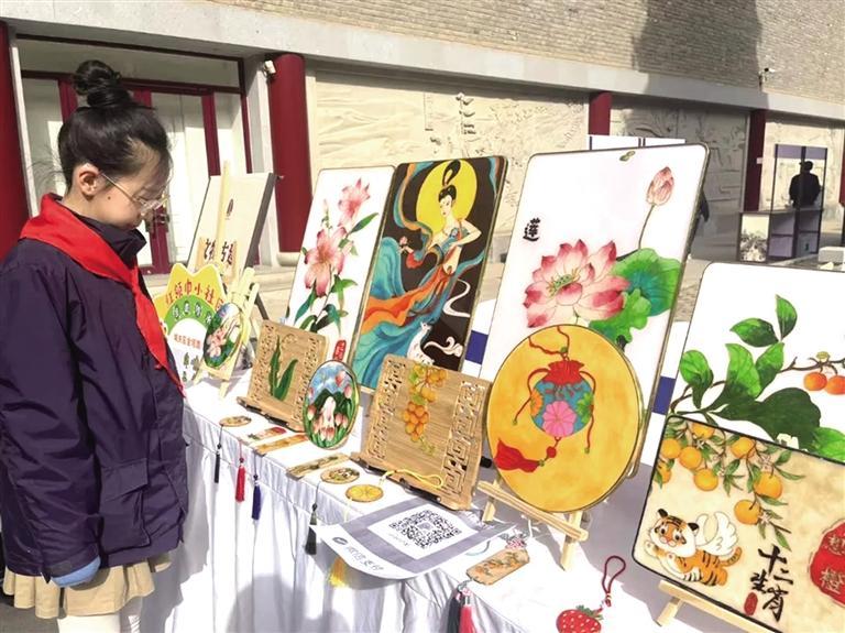 非遗作品展吸引孩子驻足观赏