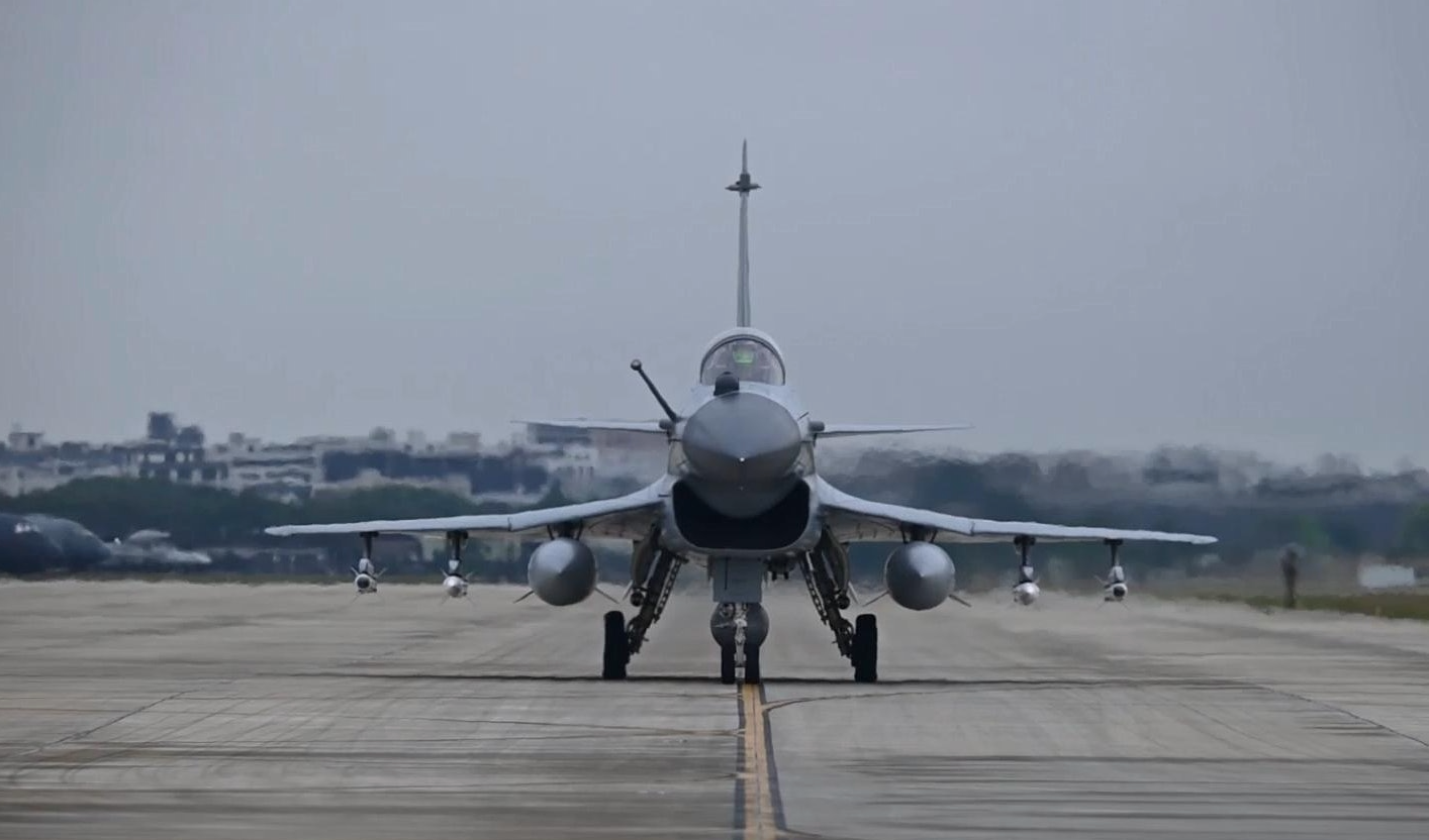 解放军东部战区展开海峡雷霆2025A演练