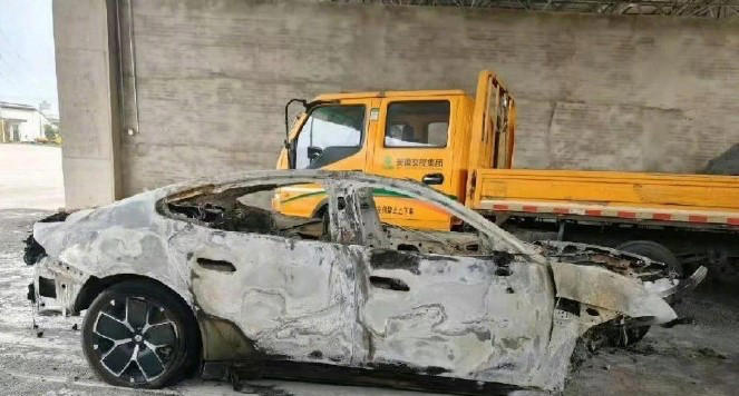 小米SU7碰撞事故再敲智驾警钟:车企应加强智驾风险提醒,消费者更需时刻保持警惕