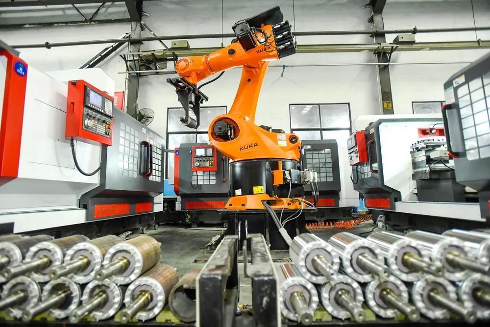 江西江特电机有限公司智能车间，工业机器人在赶制电动机部件。 （记者 周亮 摄）