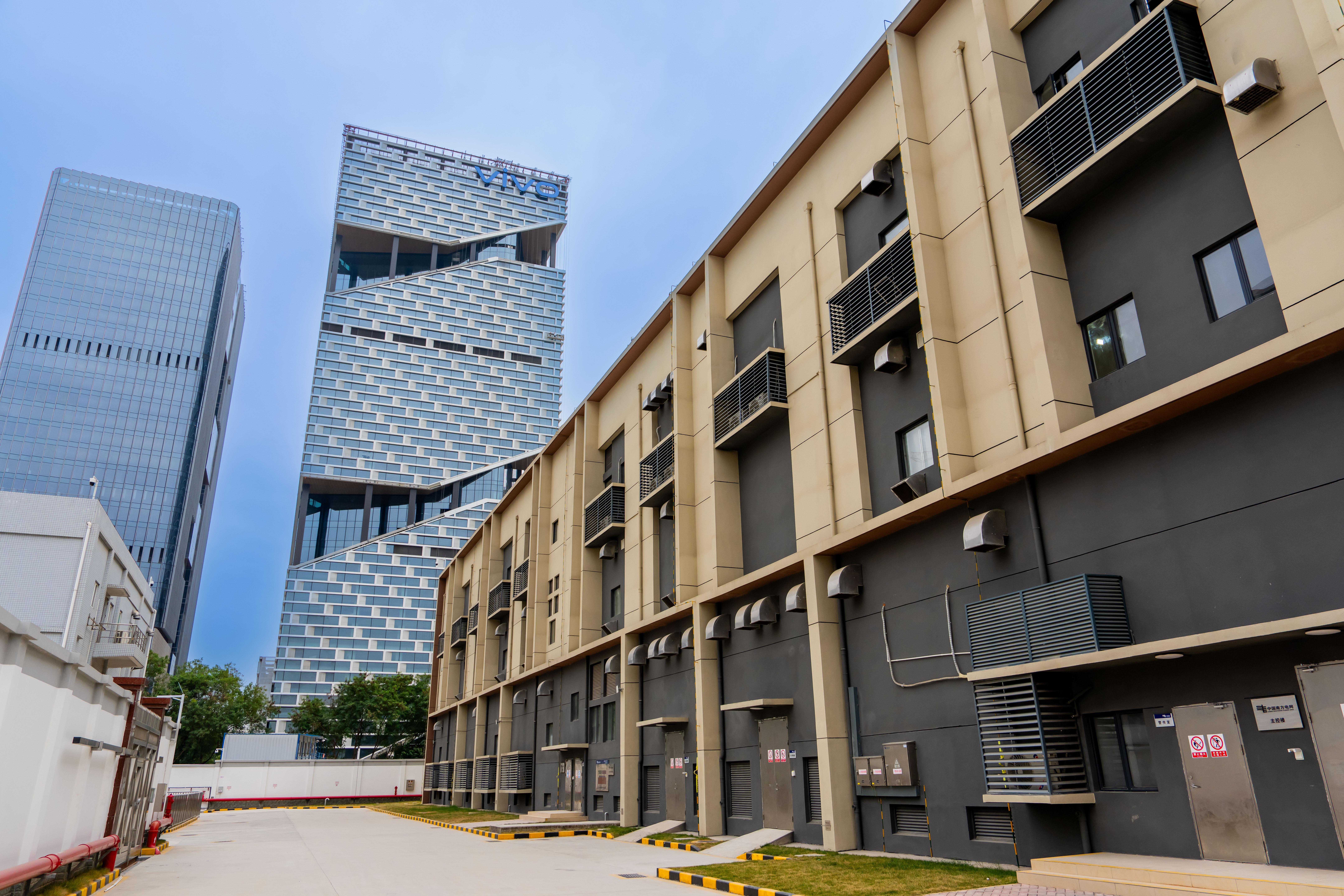 南方电网深圳供电局变电管理二所人员巡检220千伏惠民变电站 黄志伟摄