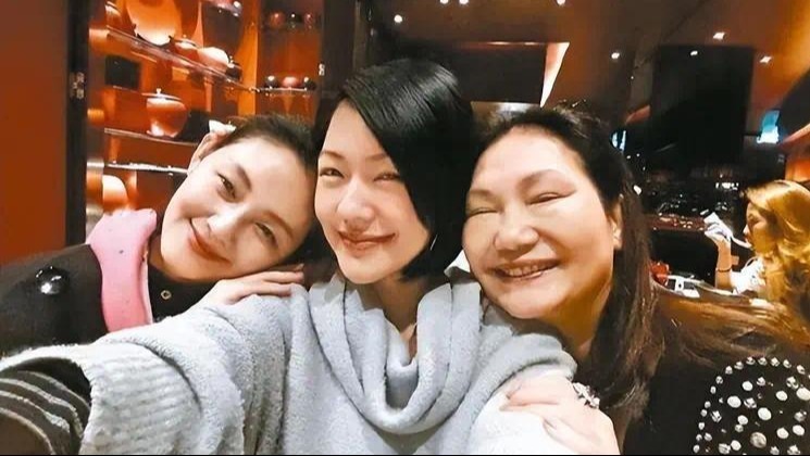 大S离世57天，S妈疑似精神失控，深夜发文盼望女儿徐熙媛回家封面图