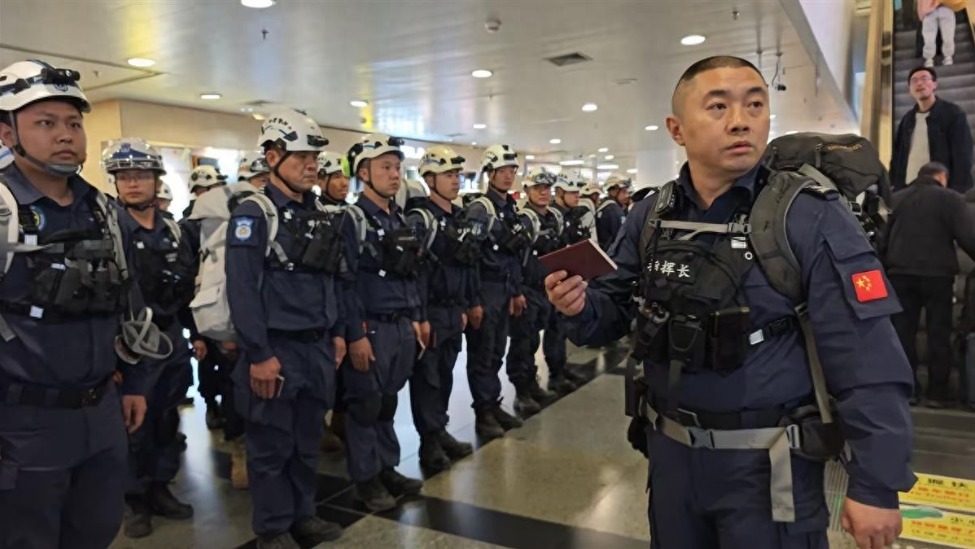 泰国女子看到中国救援队双手合十鞠躬：谢谢你们，我快要哭了