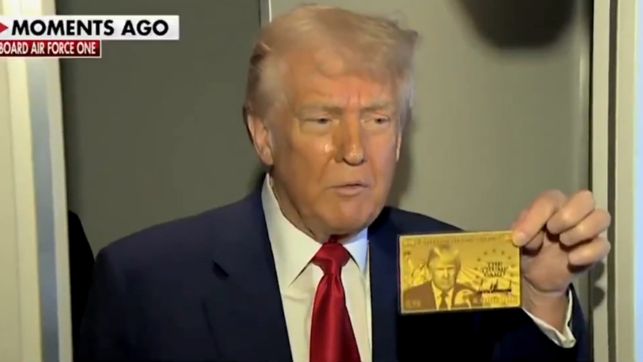 特朗普晒印着自己头像的移民“金卡”：只要500万美元，这就是你的了