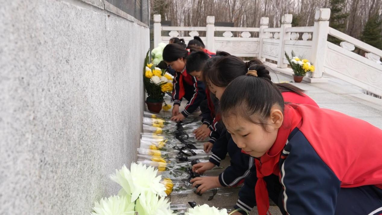 （珍宝岛八一红军小学学生们向英雄纪念碑献上鲜花）