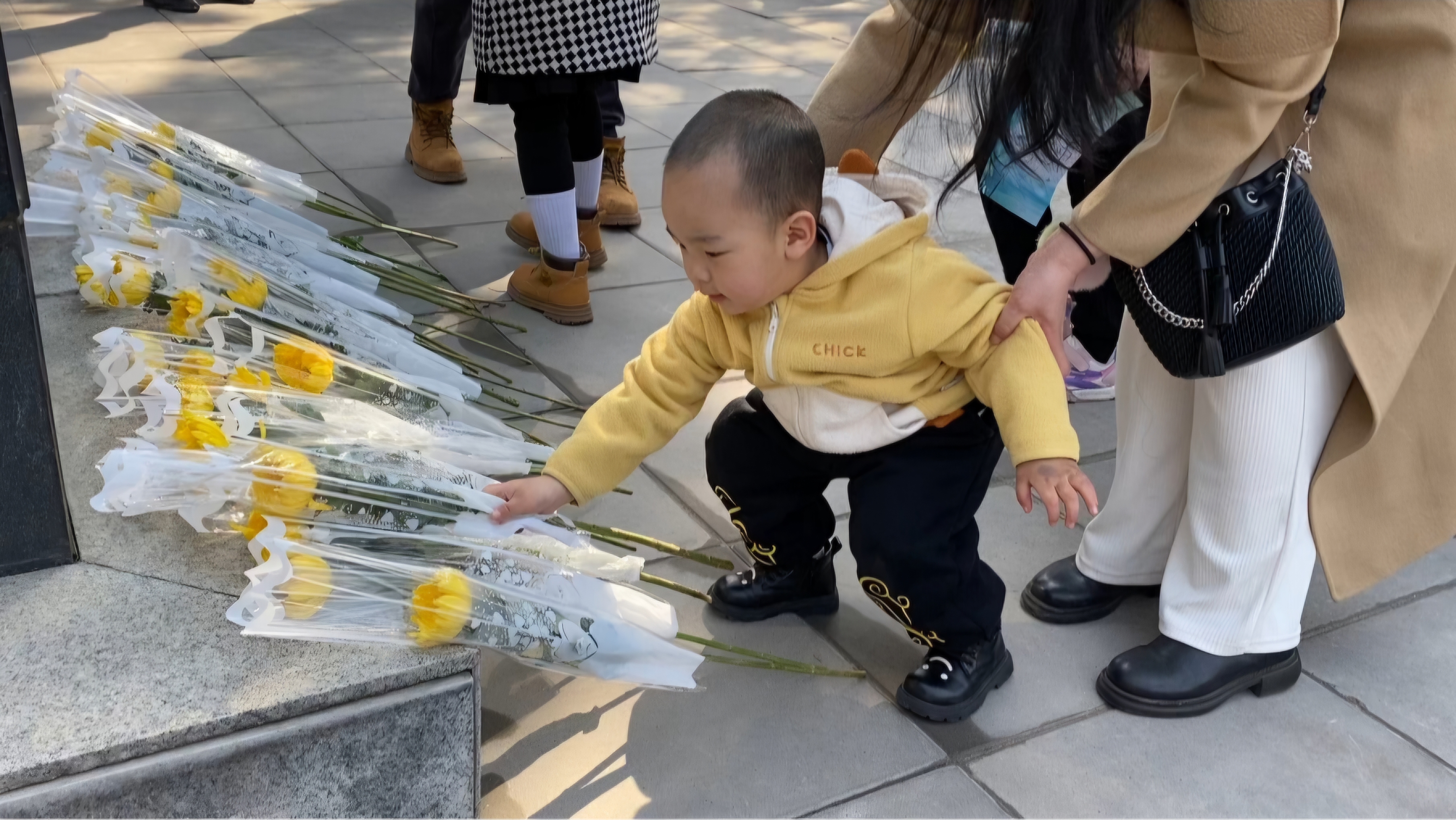 “清明诵读经典 传承文化”