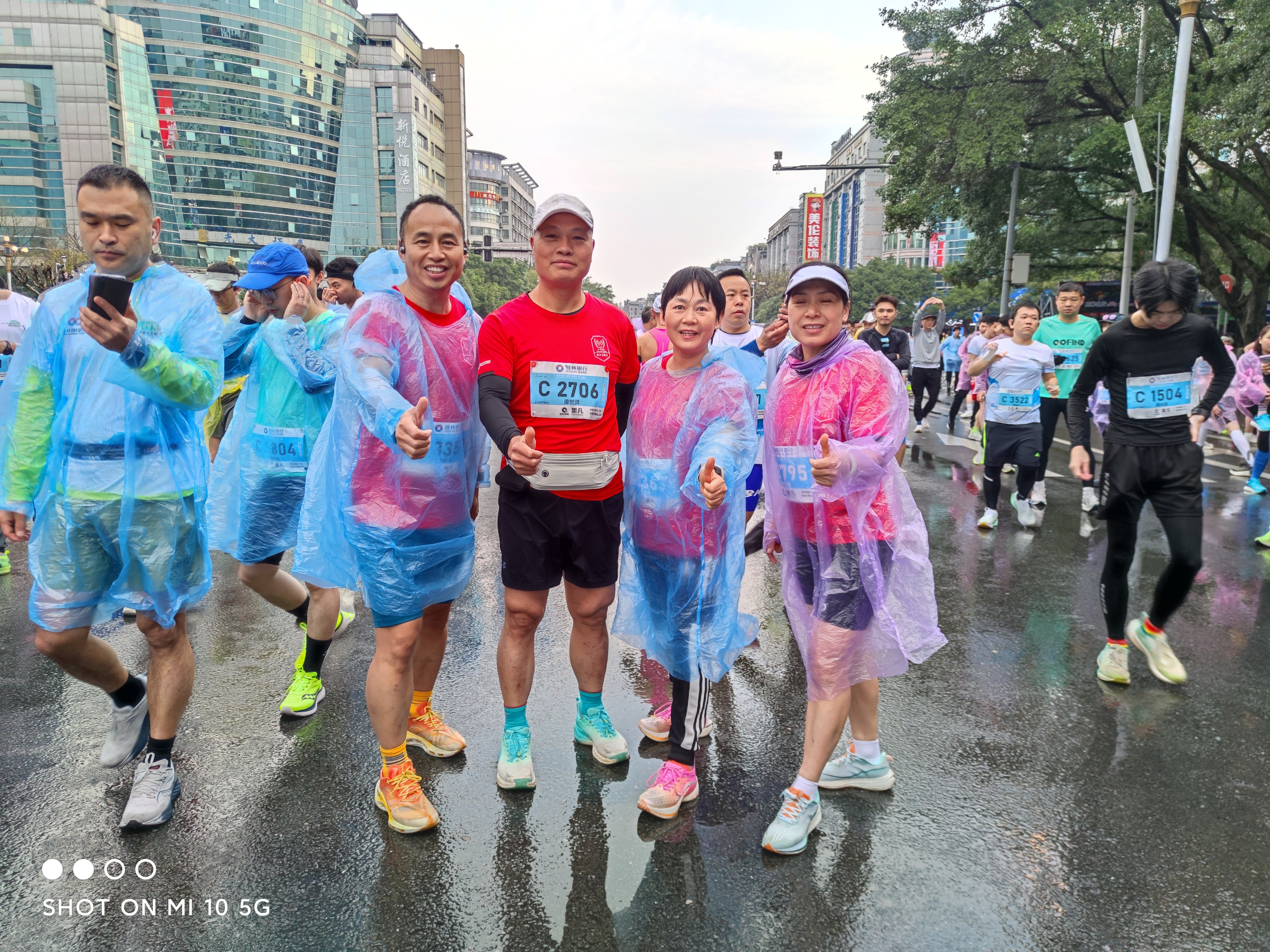 西乡街道“学习强国”志愿者跑团在马拉松赛事中展现风采 弘扬志愿者精神