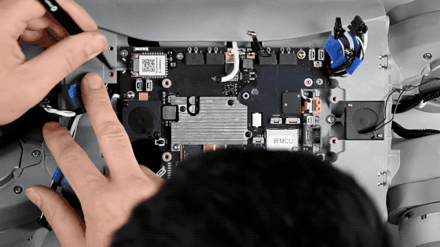 他们把宇树的网红机器狗“剥皮拆骨”,发现了它倒立行走的秘密