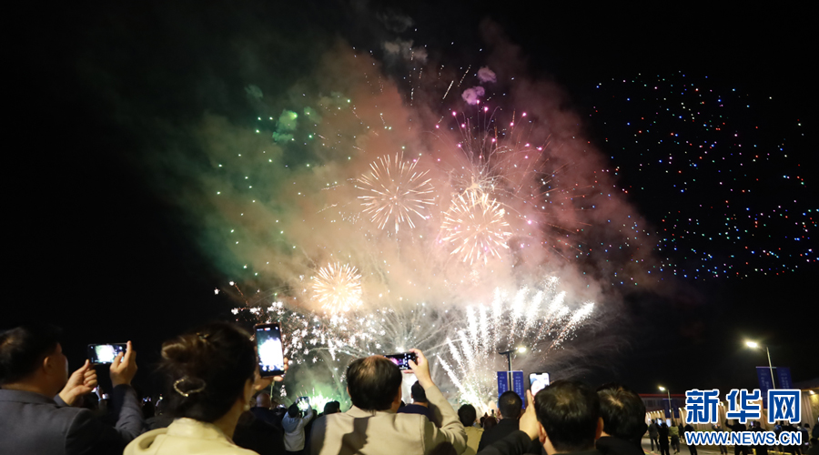 游客正在欣赏无人机烟花秀表演。新华网 谭茜予 摄