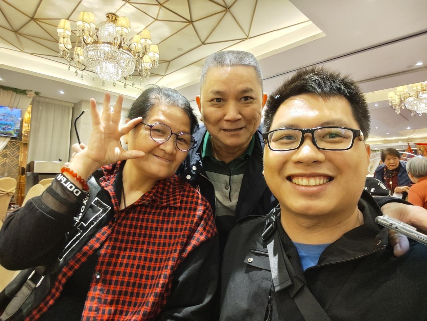 西乡青年代表采访旅港宗亲后与之合照
