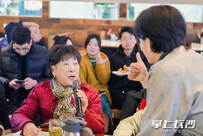 李小嘉更以一句长沙俚语调侃：“莫搞‘策’名堂，扎实做碗面就行！”