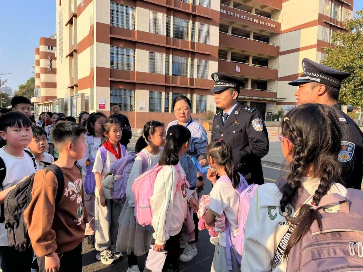 孙瑜在辖区小学进行安全宣讲