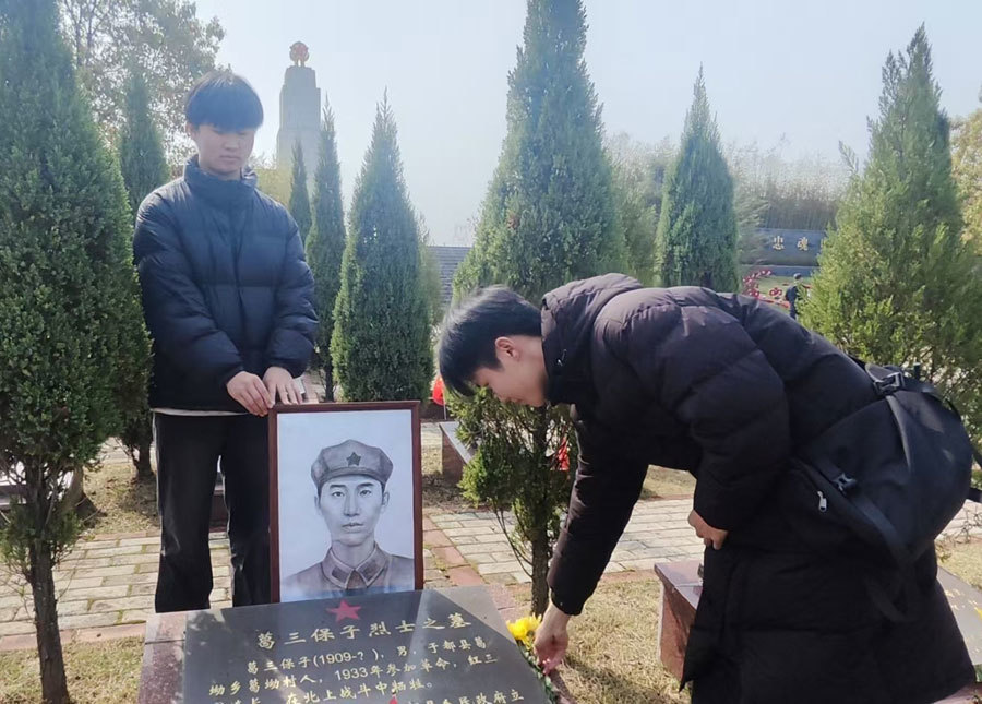 烈士后代祭奠先辈。