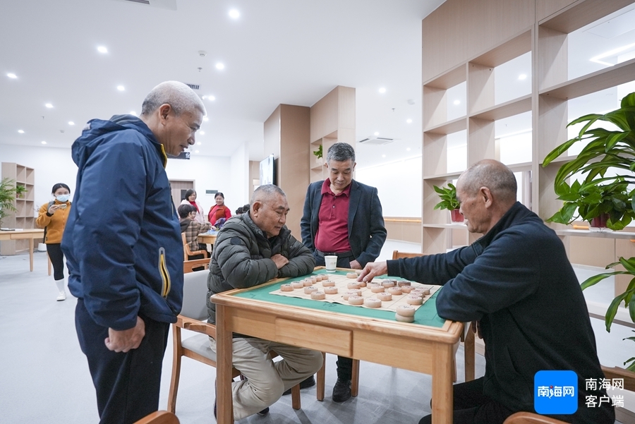 老人在养老服务中心下棋。记者 吴兴财 摄