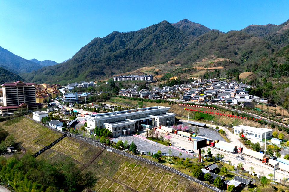 图四：货车正有序通过猴桥口岸（3月25日 摄）。杨荣辉 摄