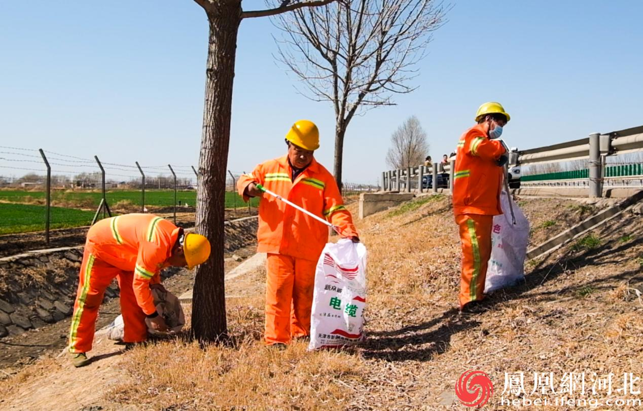 青银高速人工清捡小队清除道路两侧垃圾。摄/李卓然