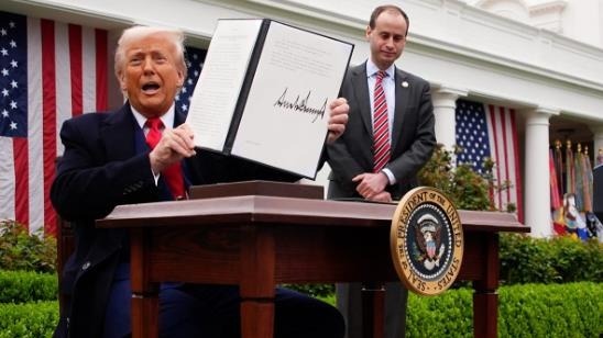 特朗普关税加码，对华累计高达54%