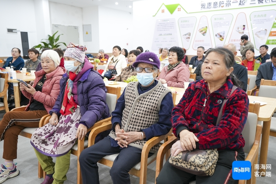 工作人员带动老人一起互动游戏。记者 吴兴财 摄