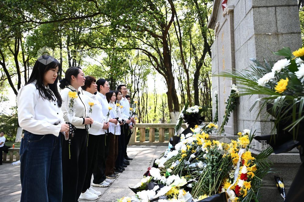 4月2日，南昌市青云谱区徐家坊街道玉河社区组织辖区志愿者前往方志敏烈士纪念园，向方志敏烈士雕像敬献花束。通讯员 鲍赣生 摄