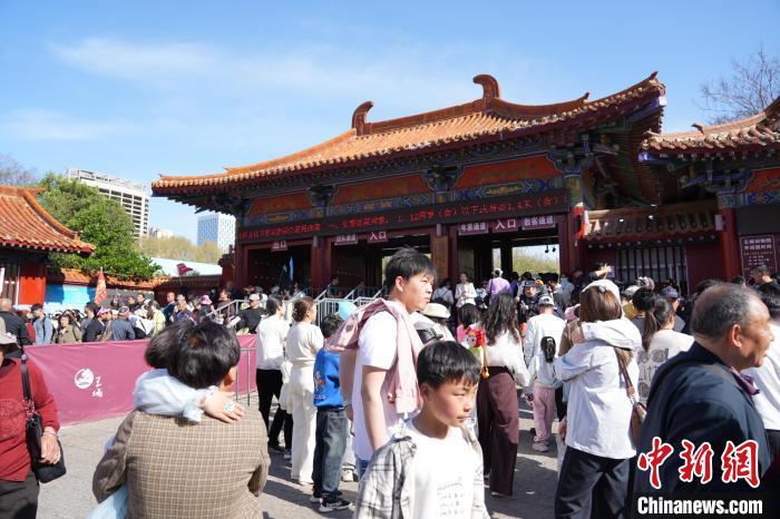 图为游客进出王城公园北门。中新社记者 李超庆 摄