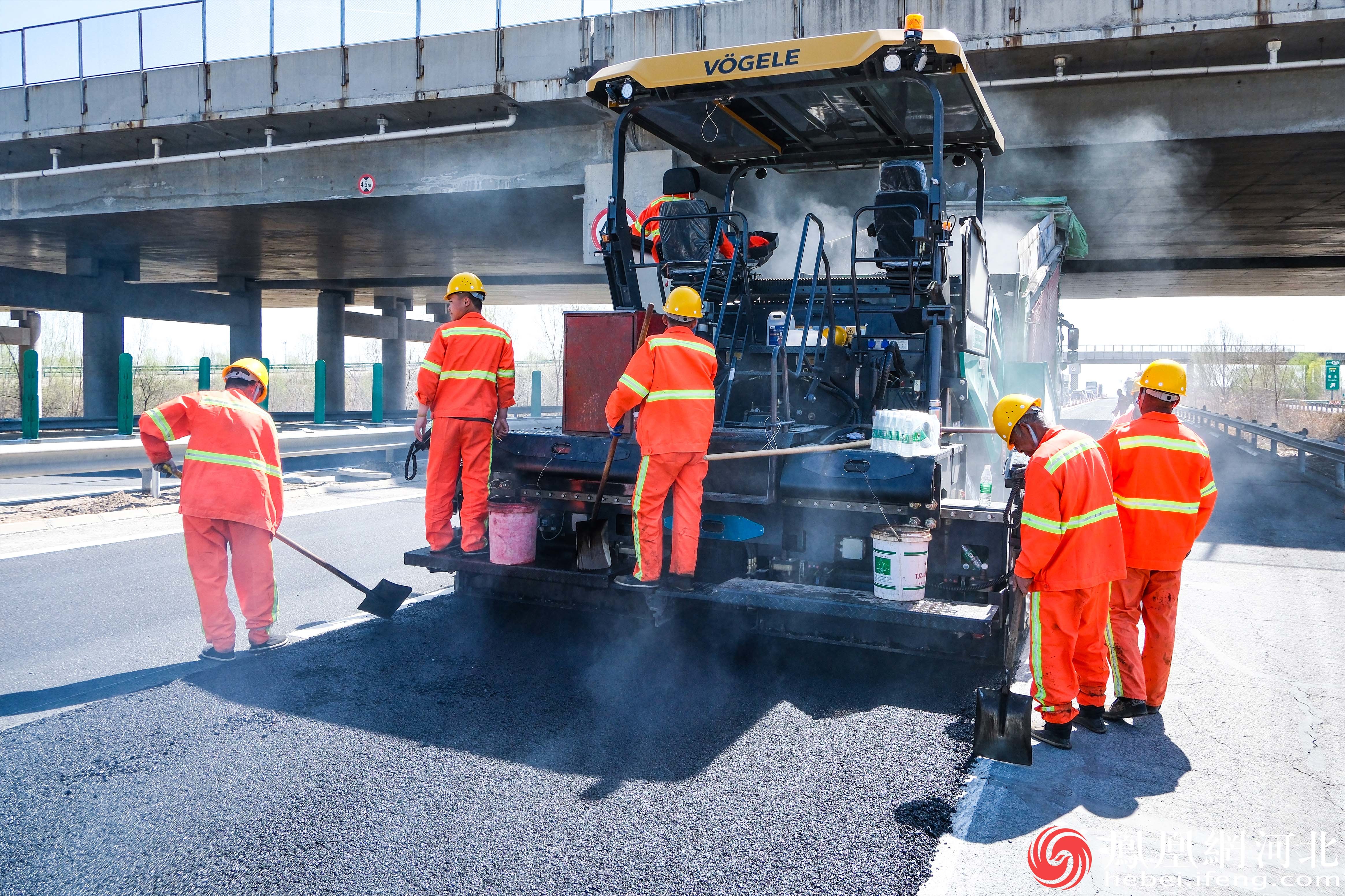 青银高速摊铺施工作业现场。摄/李卓然