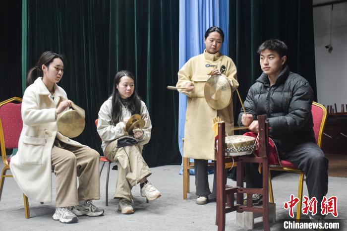 图为宜黄戏剧团青年演员进行器乐排练。巫发阳 摄