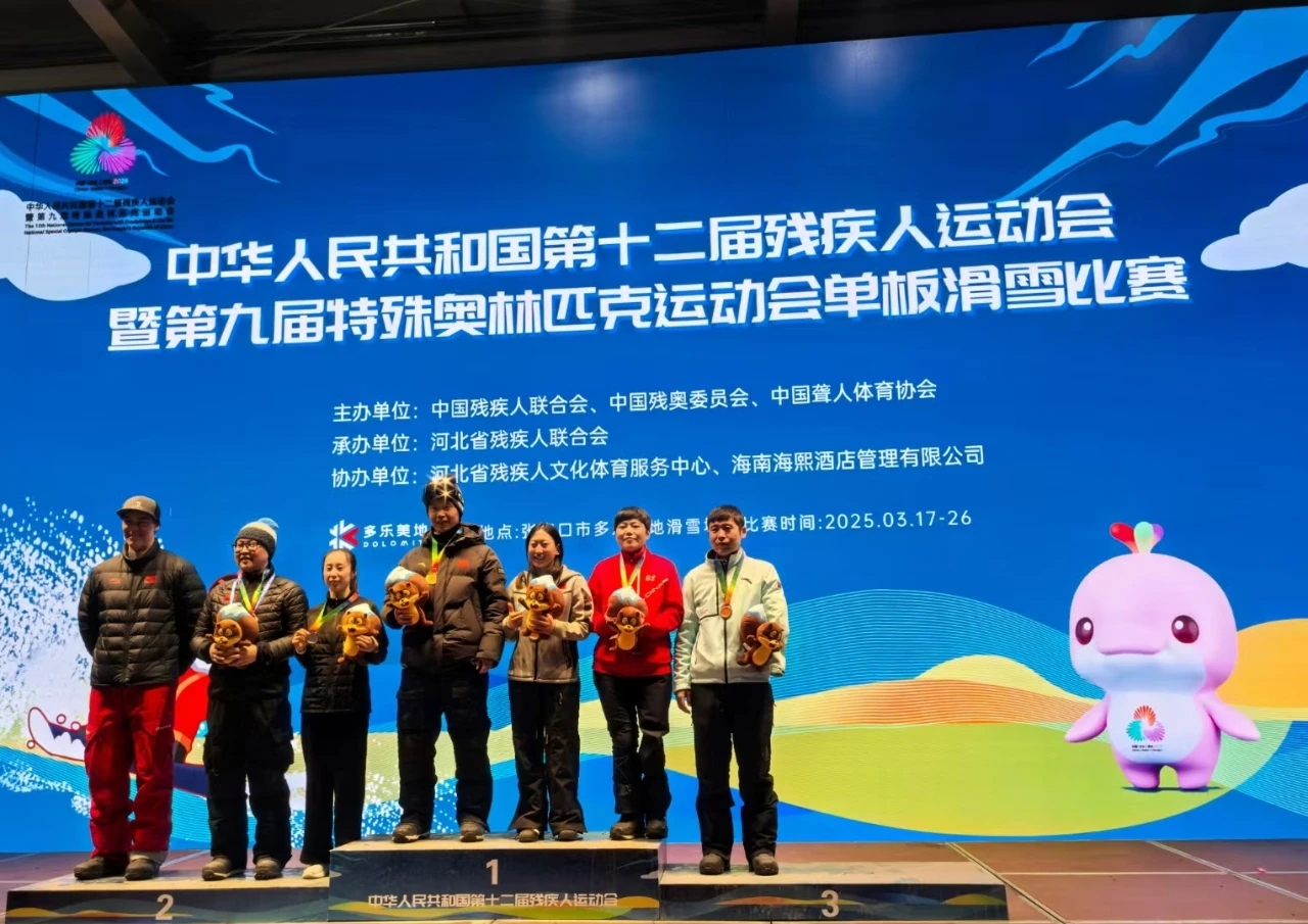 颁奖现场(左3为齐坤)