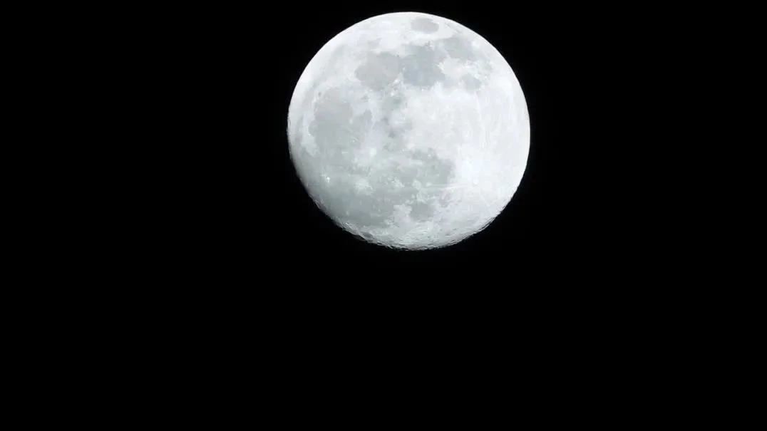 哇！好美，原来这就是月亮表面，清晰可见