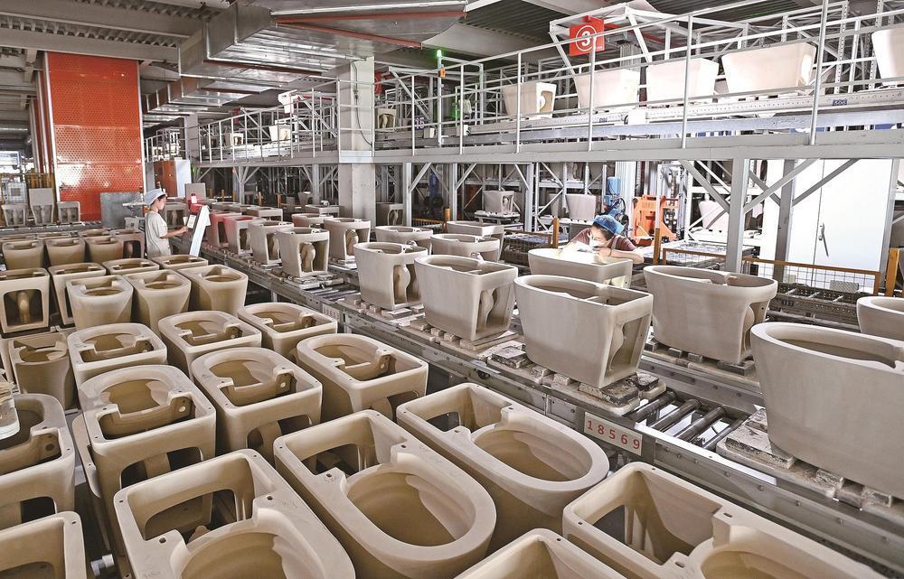 惠达卫浴股份有限公司卫浴生产线工作场面。记者 闫军 摄