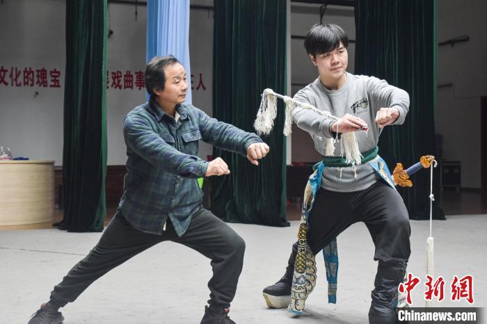 图为国家级非物质文化遗产代表性传承人唐光明(图左)正在指导青年演员任东排练宜黄戏《平贵别窑》。巫发阳 摄