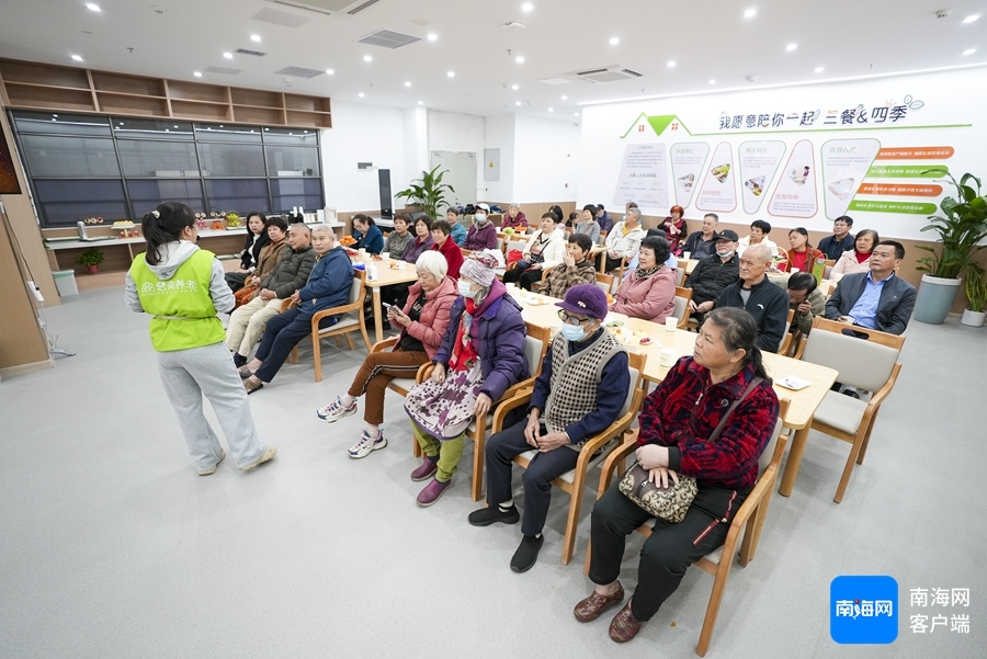 工作人员带动老人一起互动游戏。记者 吴兴财 摄