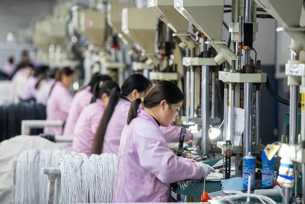 在位于袁州区新康府街道的宜春市万兴刚电子有限公司生产车间内，工人在赶制电子元器件订单。（记者 巫怡馨 摄）