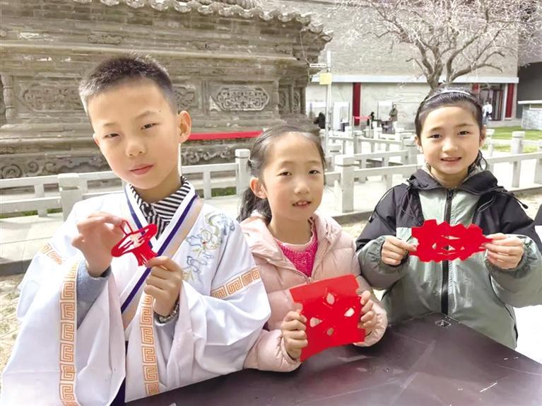 参赛者展示自己制作的剪纸作品