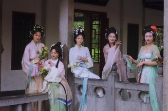 一年四季 泉在济南∣芙蓉如面柳如眉，百花朝贺济南春