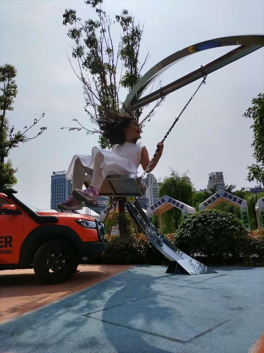 树儿荡秋千
