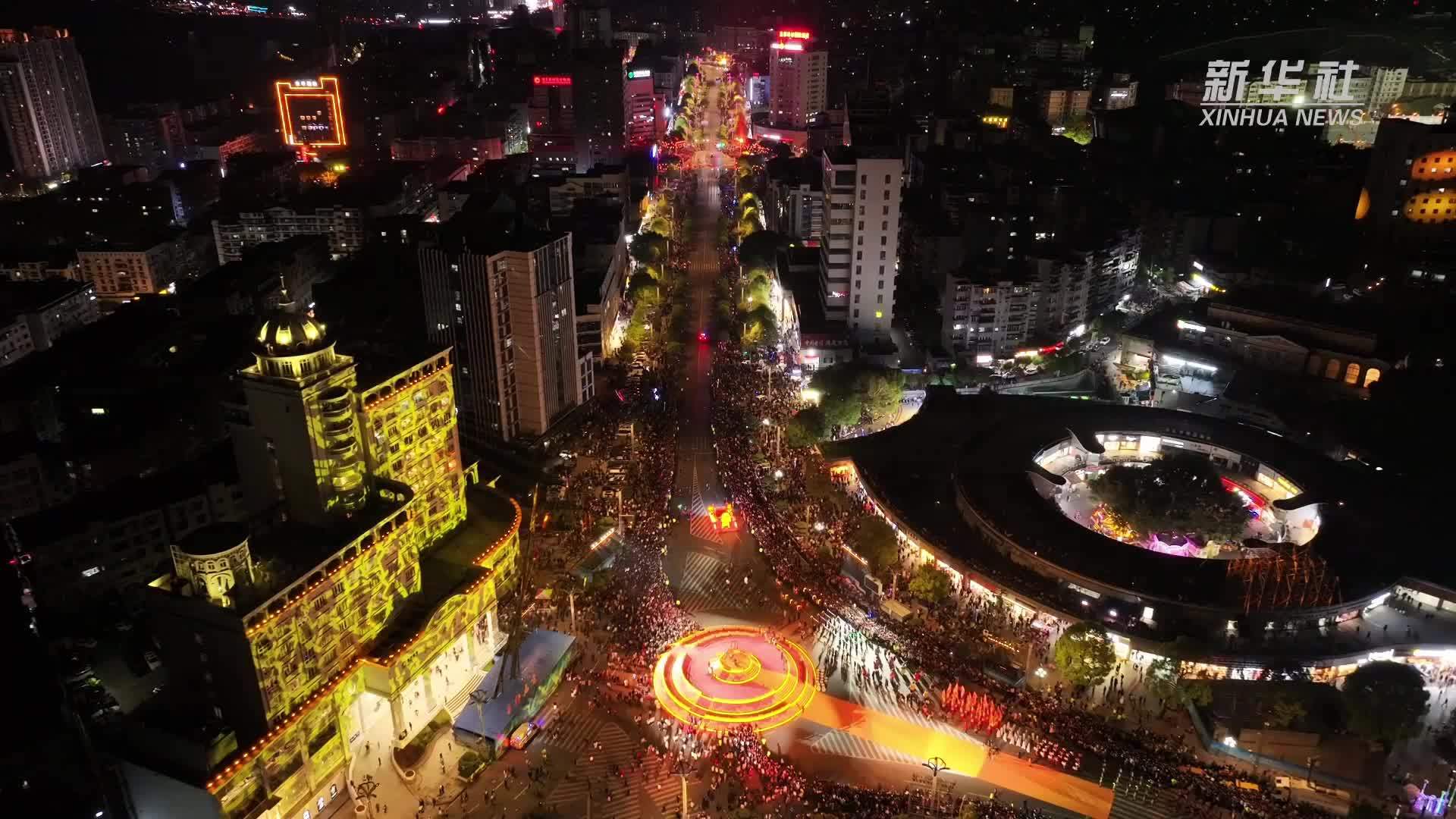 2025重庆丰都庙会举行首场夜间巡游